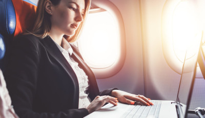 Déplacement professionnel en avion : que faire pendant le vol ?
