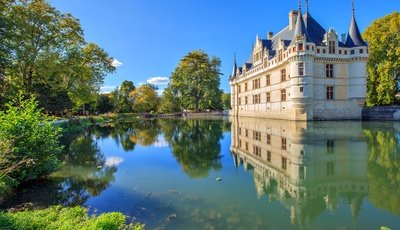 Entdecken Sie den Wasserspiegel des Château d’Azay-le-Rideau (25 Minuten von Tours entfernt)