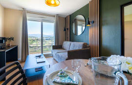 Aparthotel{Stadt} - {Name}