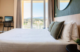 Aparthotel{Stadt} - {Name}