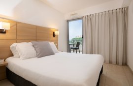 Aparthotel{Stadt} - {Name}