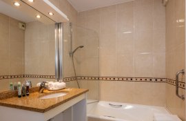 Aparthotel{Stadt} - {Name}
