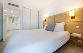 Aparthotel{Stadt} - {Name}