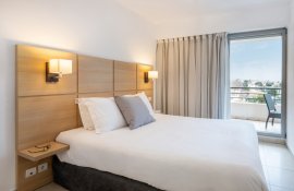 Aparthotel{Stadt} - {Name}