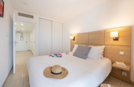 Aparthotel{Stadt} - {Name}