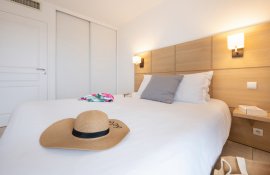 Aparthotel{Stadt} - {Name}