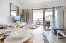 Aparthotel{Stadt} - {Name}