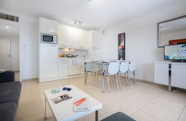 Aparthotel{Stadt} - {Name}