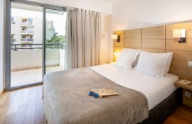 Aparthotel{Stadt} - {Name}