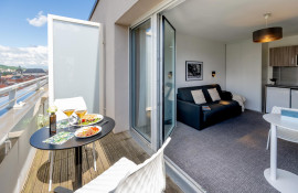 Aparthotel{Stadt} - {Name}