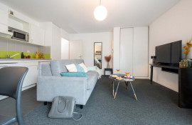 Aparthotel{Stadt} - {Name}