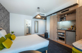 Aparthotel{Stadt} - {Name}