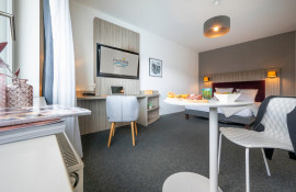 Aparthotel{Stadt} - {Name}