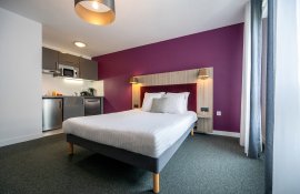 Aparthotel{Stadt} - {Name}