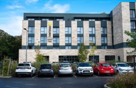 Aparthotel{Stadt} - {Name}