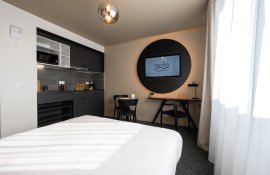 Aparthotel{Stadt} - {Name}