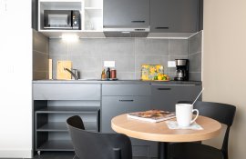 Aparthotel{Stadt} - {Name}