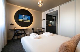 Aparthotel{Stadt} - {Name}