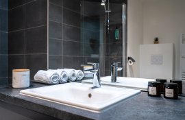 Aparthotel{Stadt} - {Name}