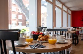 Aparthotel{Stadt} - {Name}