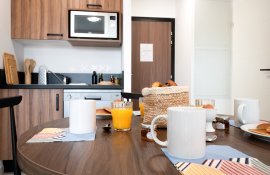 Aparthotel{Stadt} - {Name}